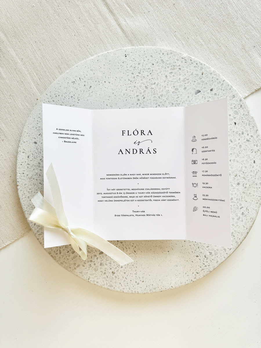 Fényképes esküvői meghívó, oltárhajtott nyitható formában. Egyik oldalon a menetrend van piktogramokkal a másik oldalon pedig egy kedves idézet.