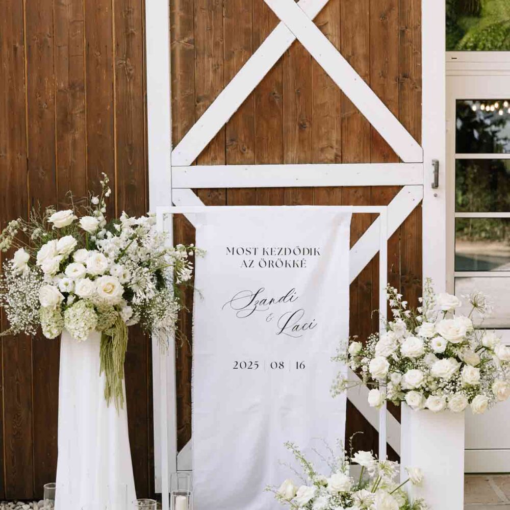 Egyedi tipográfiával tervezett esküvői üdvözlő banner természetes lenvászonon