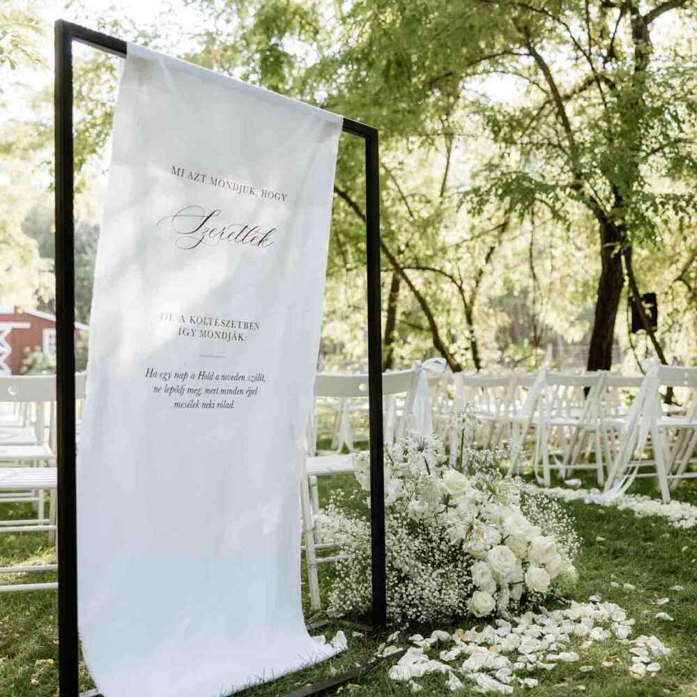 Könnyed, légies esküvői köszöntő vászon dekoráció