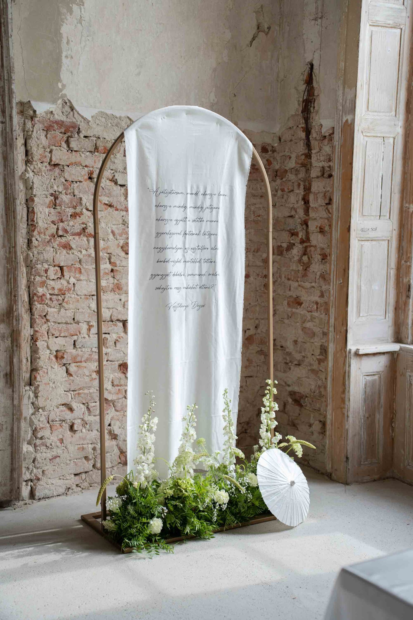 Természetes lenvászon anyagú esküvői köszöntő vászon verssel részlet közelről