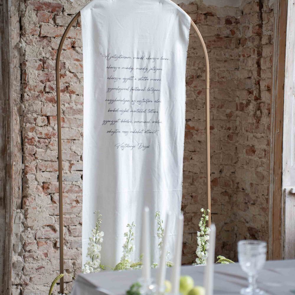 Természetes lenvászon anyagú esküvői köszöntő vászon verssel részlet közelről