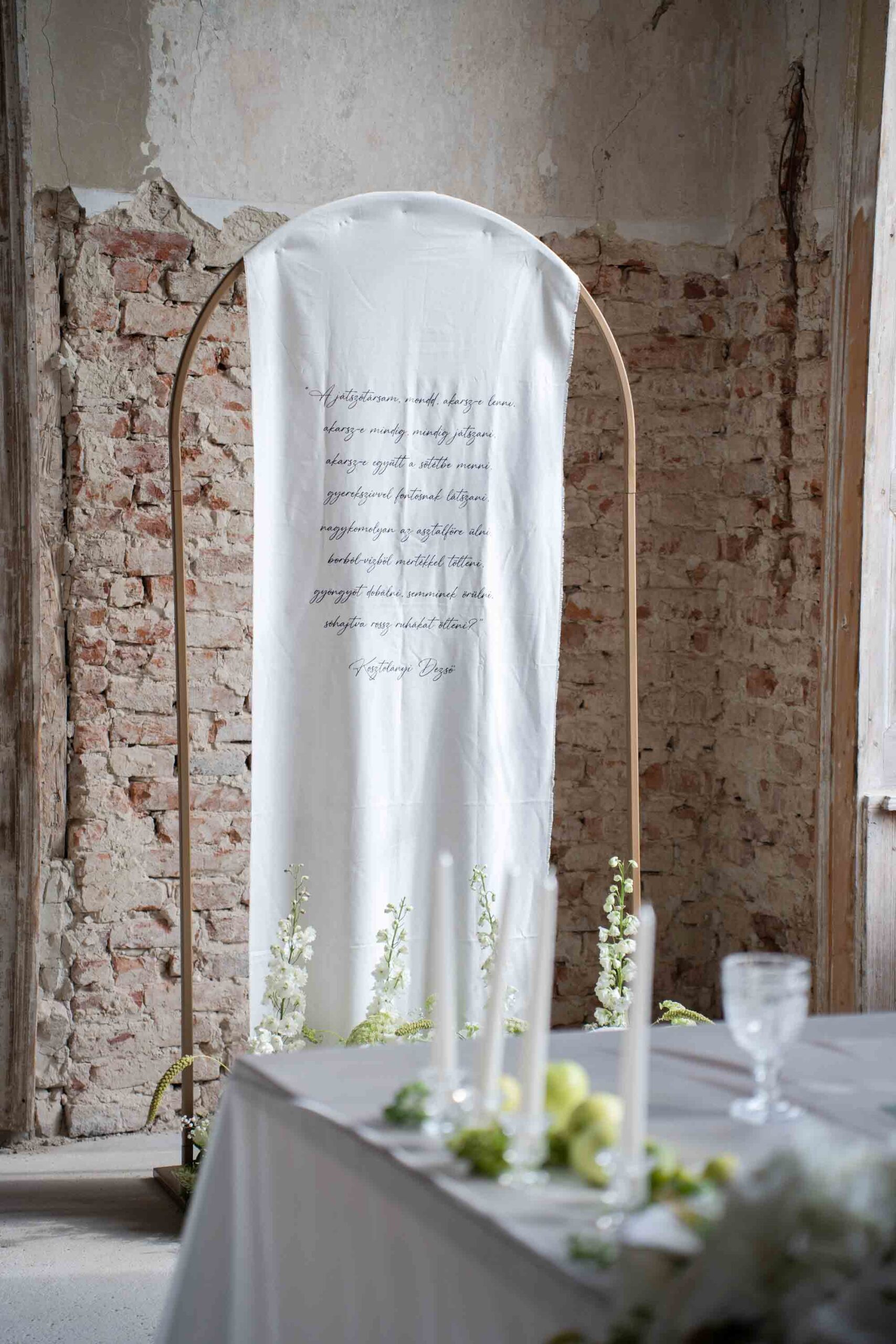 Természetes lenvászon anyagú esküvői köszöntő vászon verssel részlet közelről