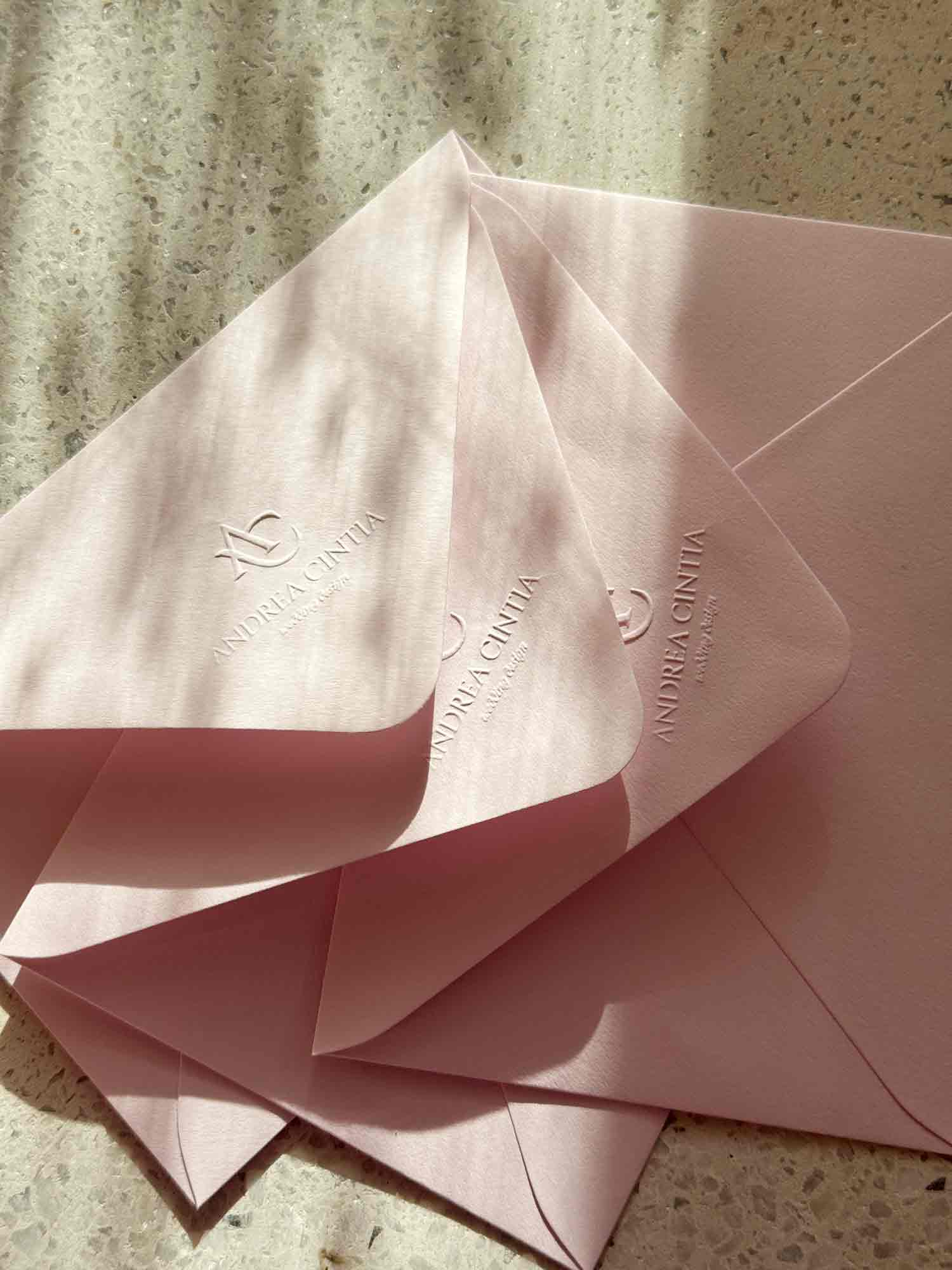 Dombornyomott monogram részlet közelről prémium papíron