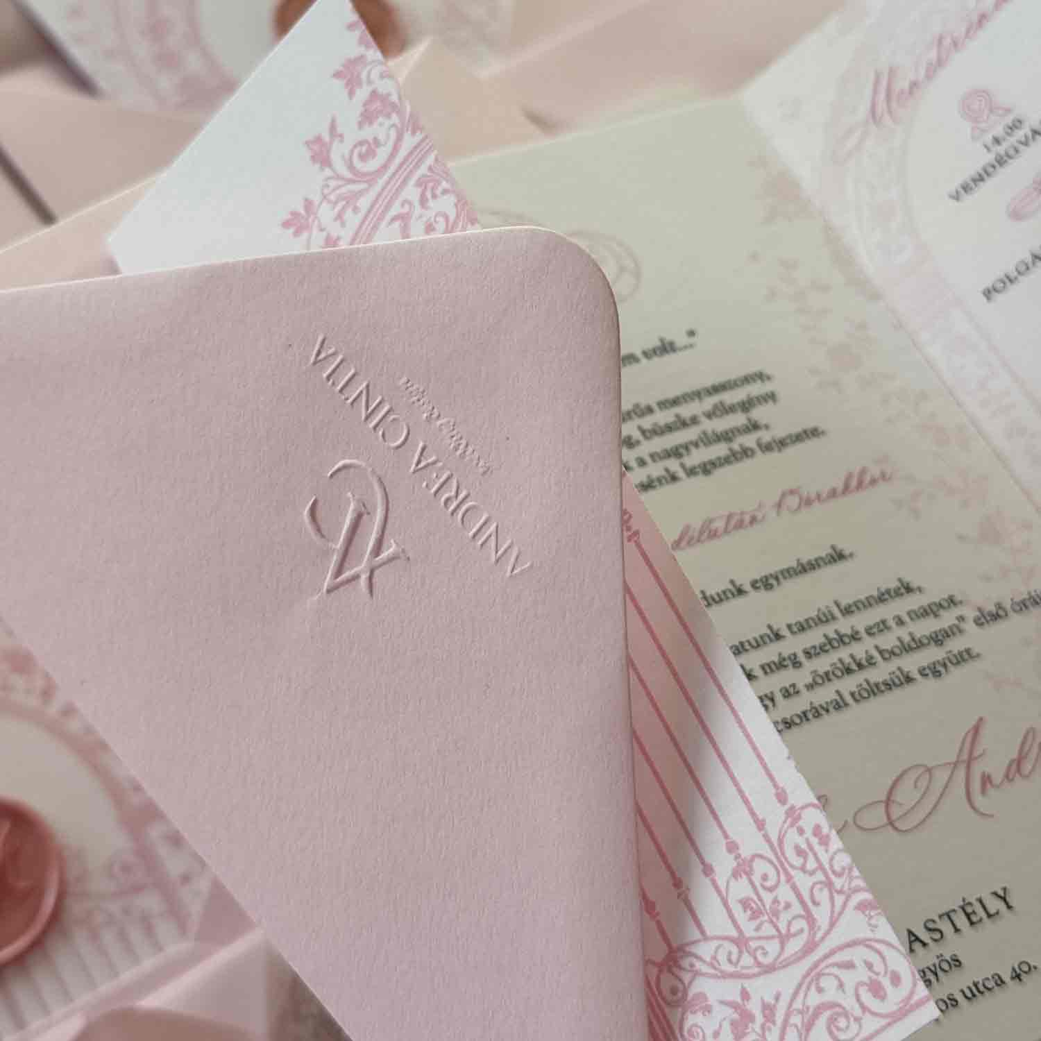 Dombornyomott monogram részlet közelről prémium papíron